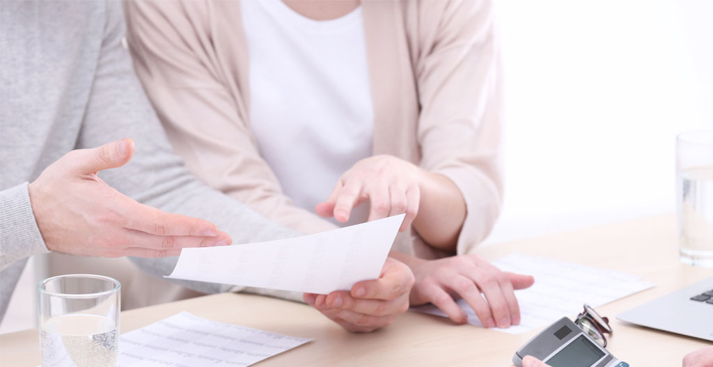 Trois balances anciennes en laiton alignées avec positions différentes : penchée gauche, équilibrée au centre, penchée droite, symbolisant trois profils d'allocation