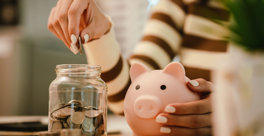 Trois boîtes d'épargne étiquetées représentant différents types de placements financiers